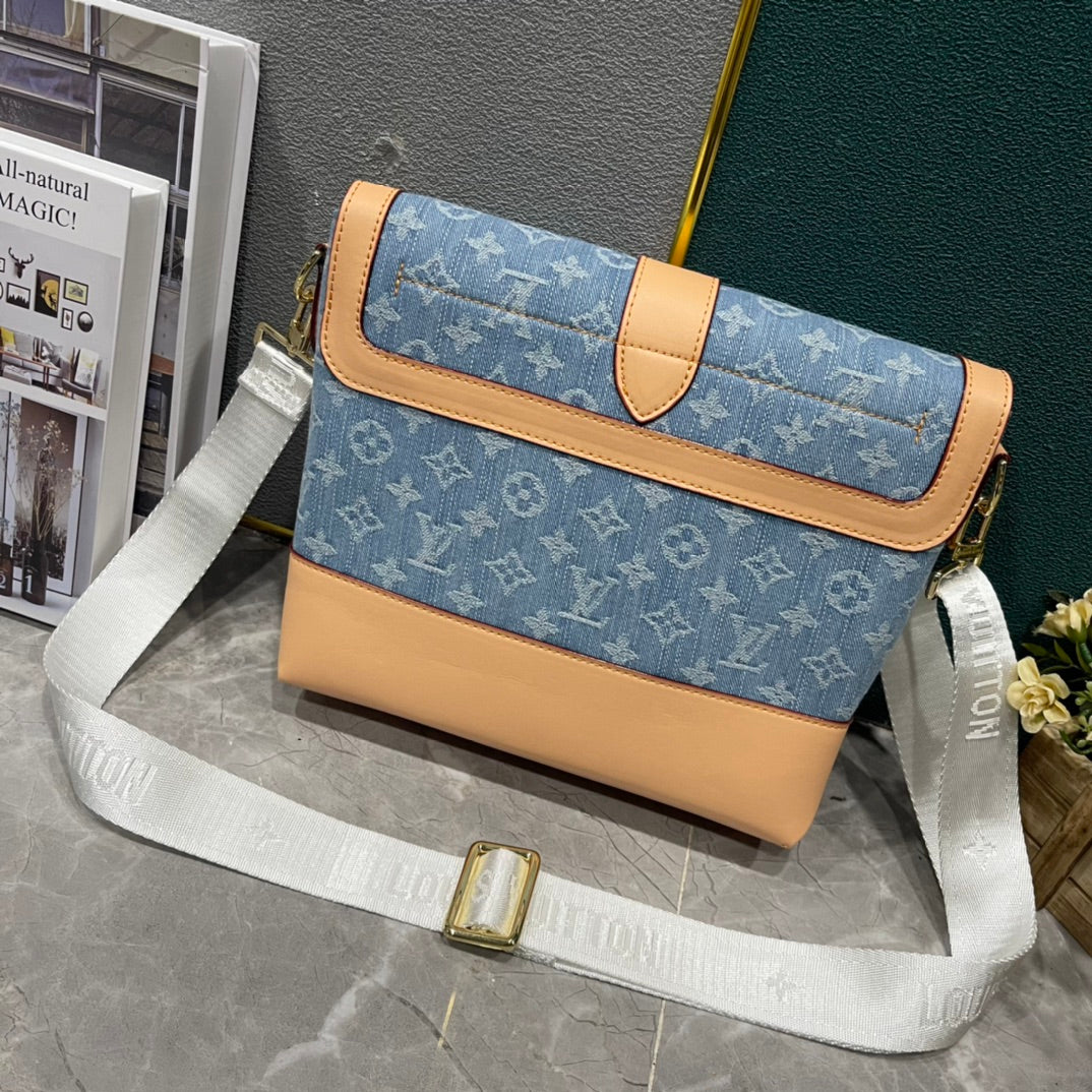 Louis Vuitton Saumur Messenger Bag en Denim Monogram Azul – Estilo Retro con Toque Moderno