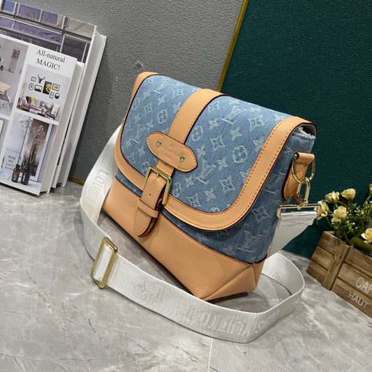 Louis Vuitton Saumur Messenger Bag en Denim Monogram Azul – Estilo Retro con Toque Moderno