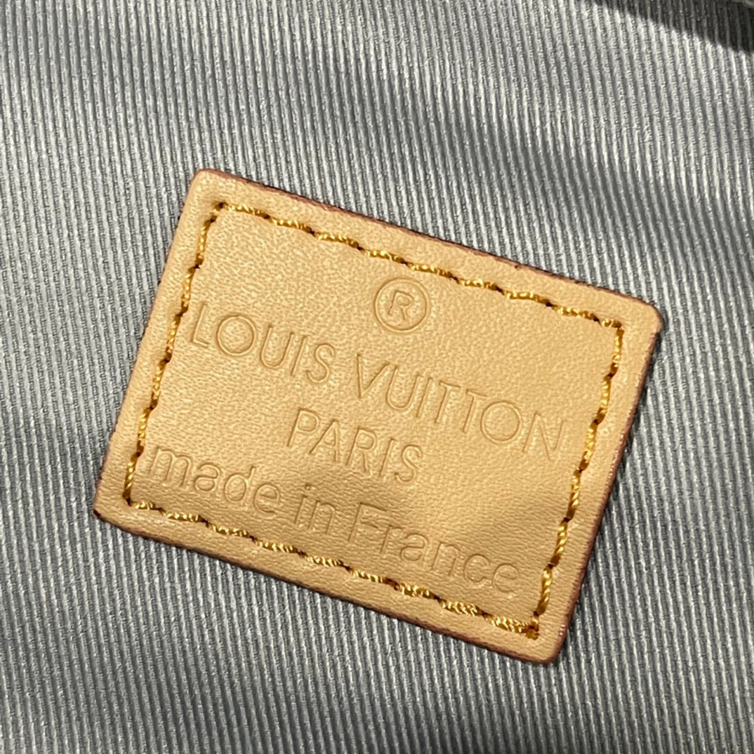 Louis Vuitton Alpha Wearable Wallet en Denim Monogram – Diseño 2 en 1 con Estilo Vintage Urbano