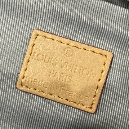 Louis Vuitton Alpha Wearable Wallet en Denim Monogram – Diseño 2 en 1 con Estilo Vintage Urbano