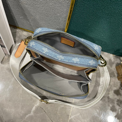 Louis Vuitton Alpha Wearable Wallet en Denim Monogram – Diseño 2 en 1 con Estilo Vintage Urbano