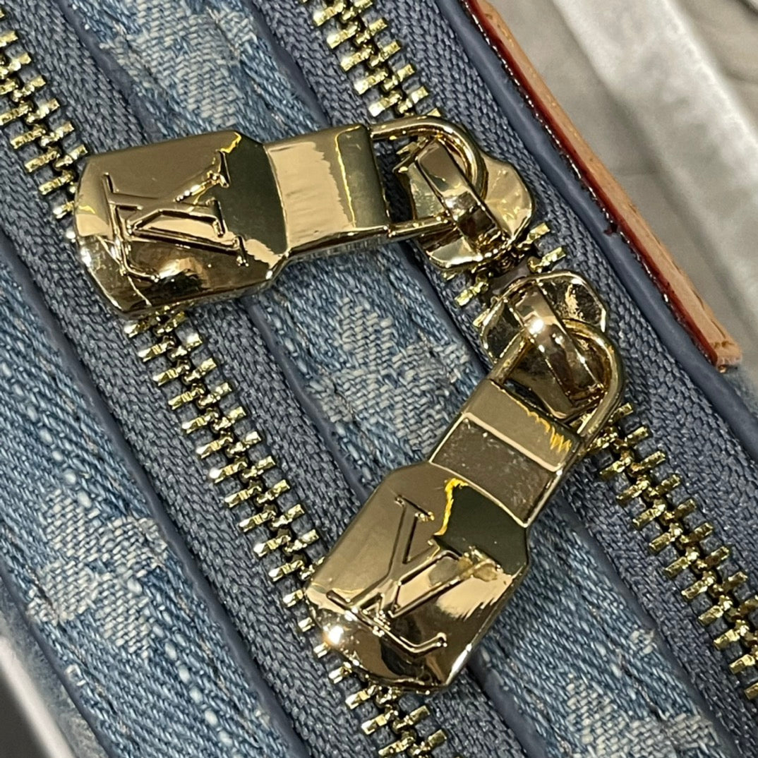 Louis Vuitton Alpha Wearable Wallet en Denim Monogram – Diseño 2 en 1 con Estilo Vintage Urbano