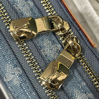 Louis Vuitton Alpha Wearable Wallet en Denim Monogram – Diseño 2 en 1 con Estilo Vintage Urbano
