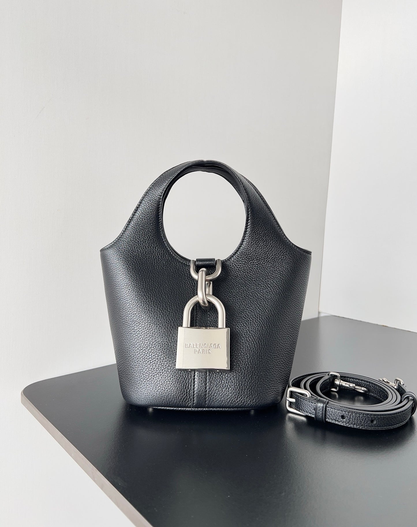 Balenciaga Crush Chain Bag Negra – Poder Urbano y Lujo Contemporáneo