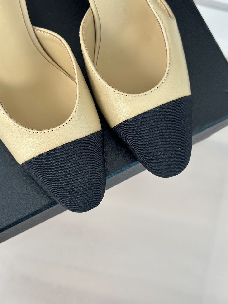 Tacones Chanel Slingback para Mujer – Punta Negra y Cuero Beige