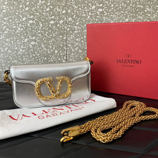 Valentino Garavani Locò Small Silver Bag – Cuero Metálico y Cristales