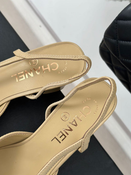 Tacones Chanel Slingback para Mujer – Punta Negra y Cuero Beige