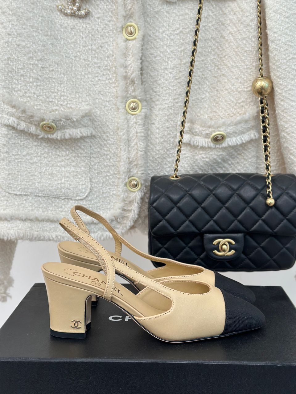 Tacones Chanel Slingback para Mujer – Punta Negra y Cuero Beige