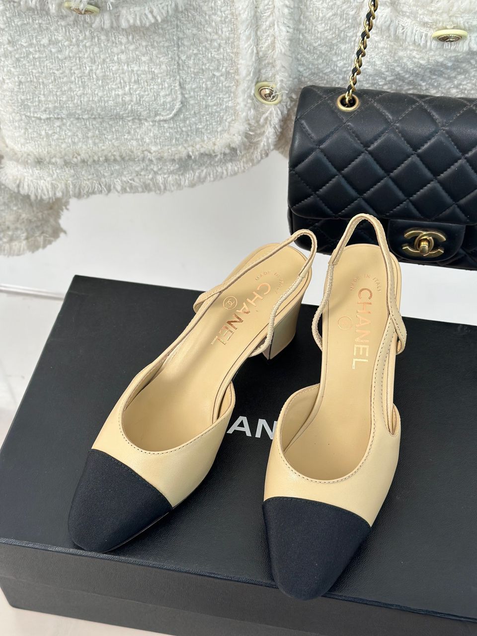 Tacones Chanel Slingback para Mujer – Punta Negra y Cuero Beige